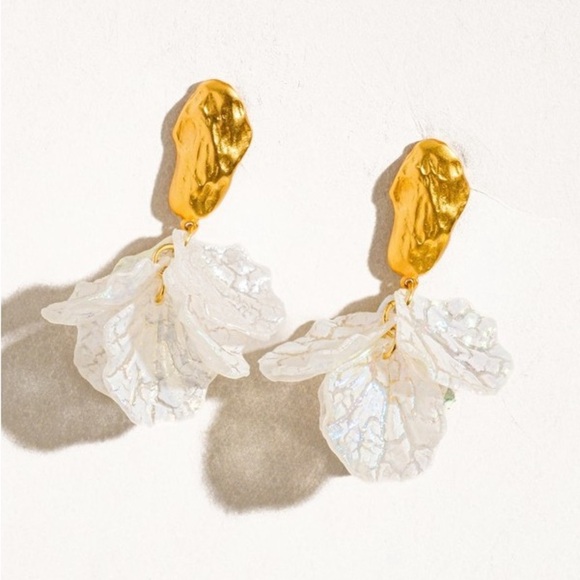 18K Floral Dangle Earrings - Picture 3 of 3